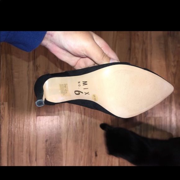 Size 6 black heels - Picture 4 of 4